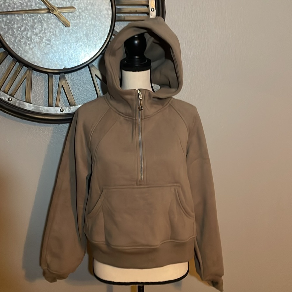 TRENDY QUEEN Scuba Cropped Long Sleeve Sweatshirt - Picture 1 of 11